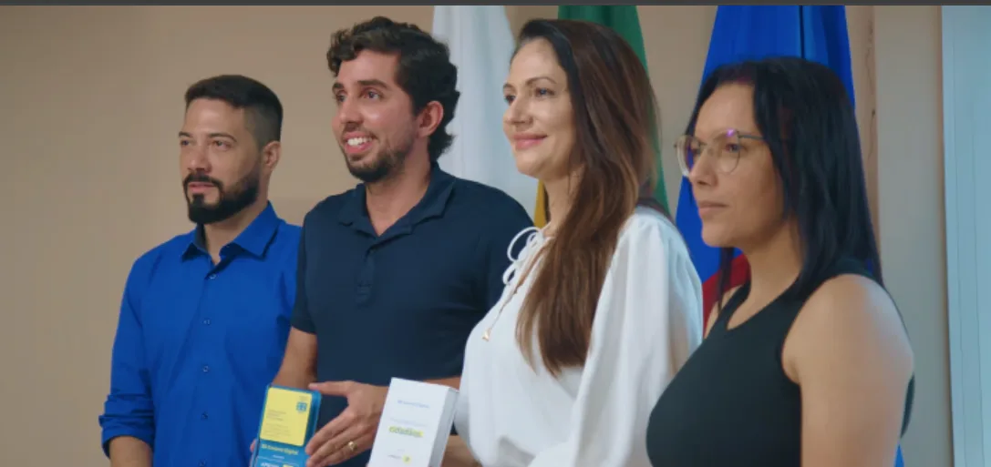 Cerimônia de entrega da BB Governo Digital em Ipatinga, com quatro pessoas segurando o selo